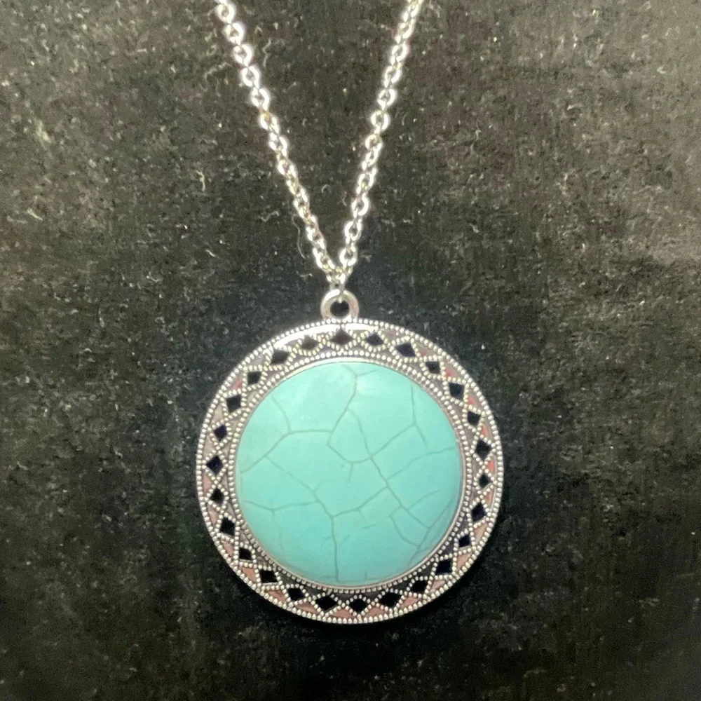 Very long silver tone chain with faux turquoise round pendant and earrings - Picture 2 of 6